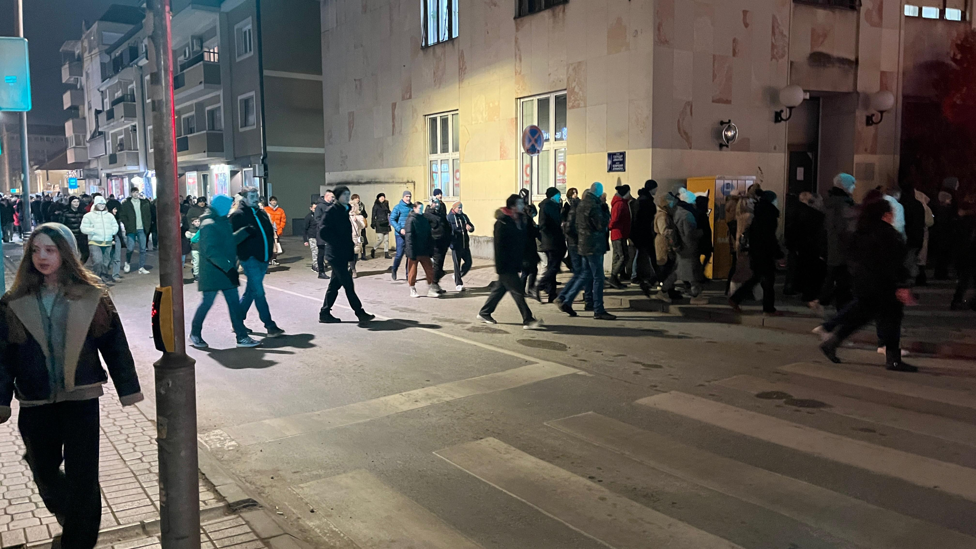 Protest podrške napadnutom čačanskom profesoru: Okupljeni građani prošetali centralnim ulicama - zviždanje ispred kuće gradonačelnika/ Foto: RINA