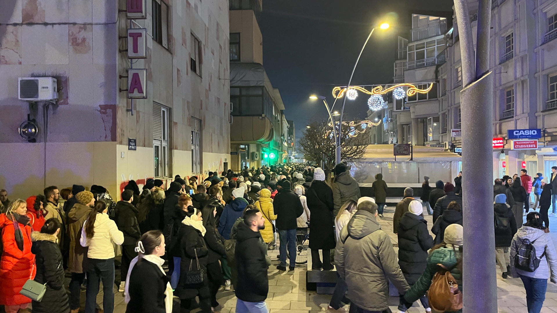 Protest podrške napadnutom čačanskom profesoru: Okupljeni građani prošetali centralnim ulicama - zviždanje ispred kuće gradonačelnika/ Foto: RINA