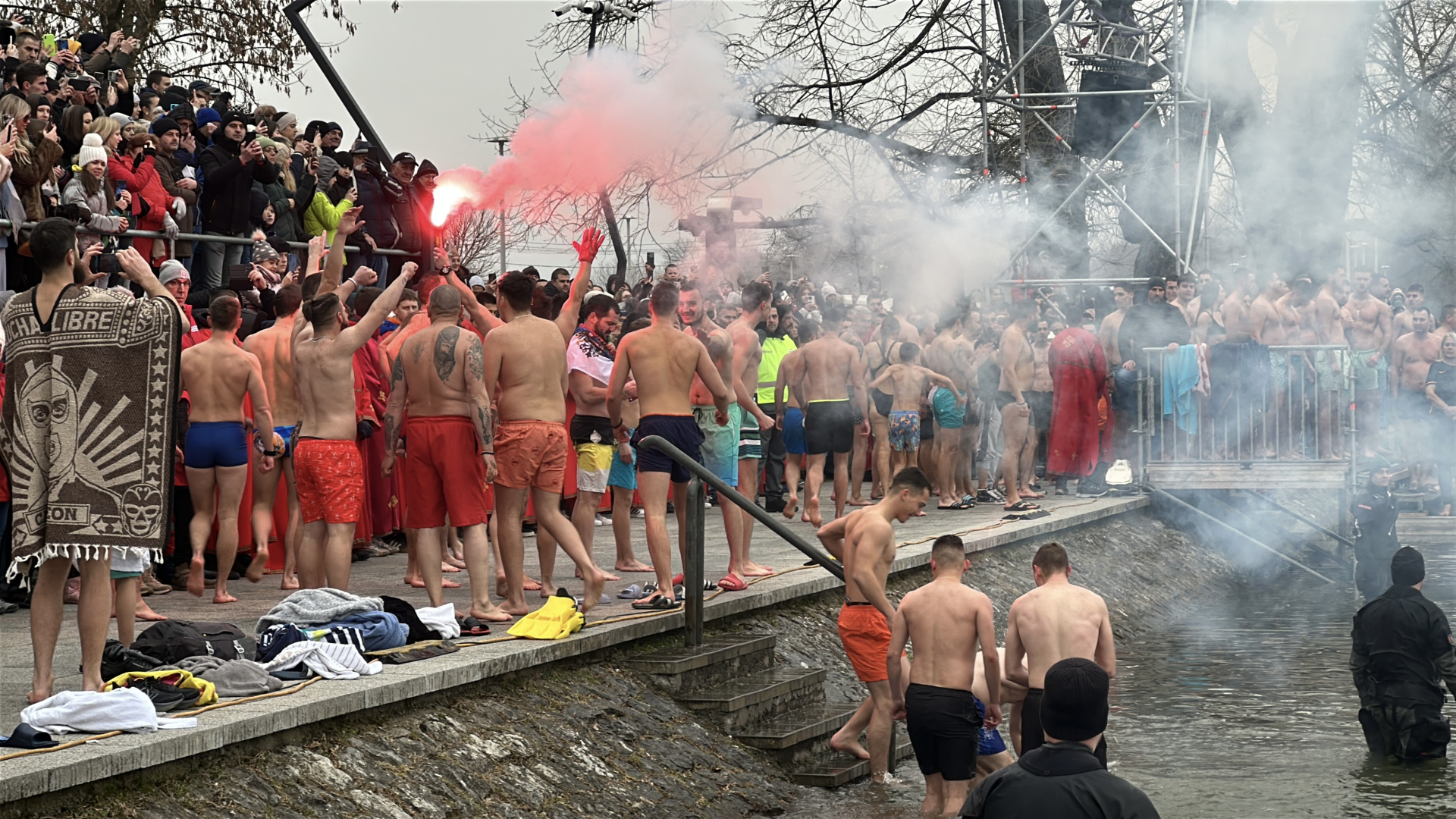 Ledenom Moravom zaplivalo preko 200 takmičara / foto: RINA