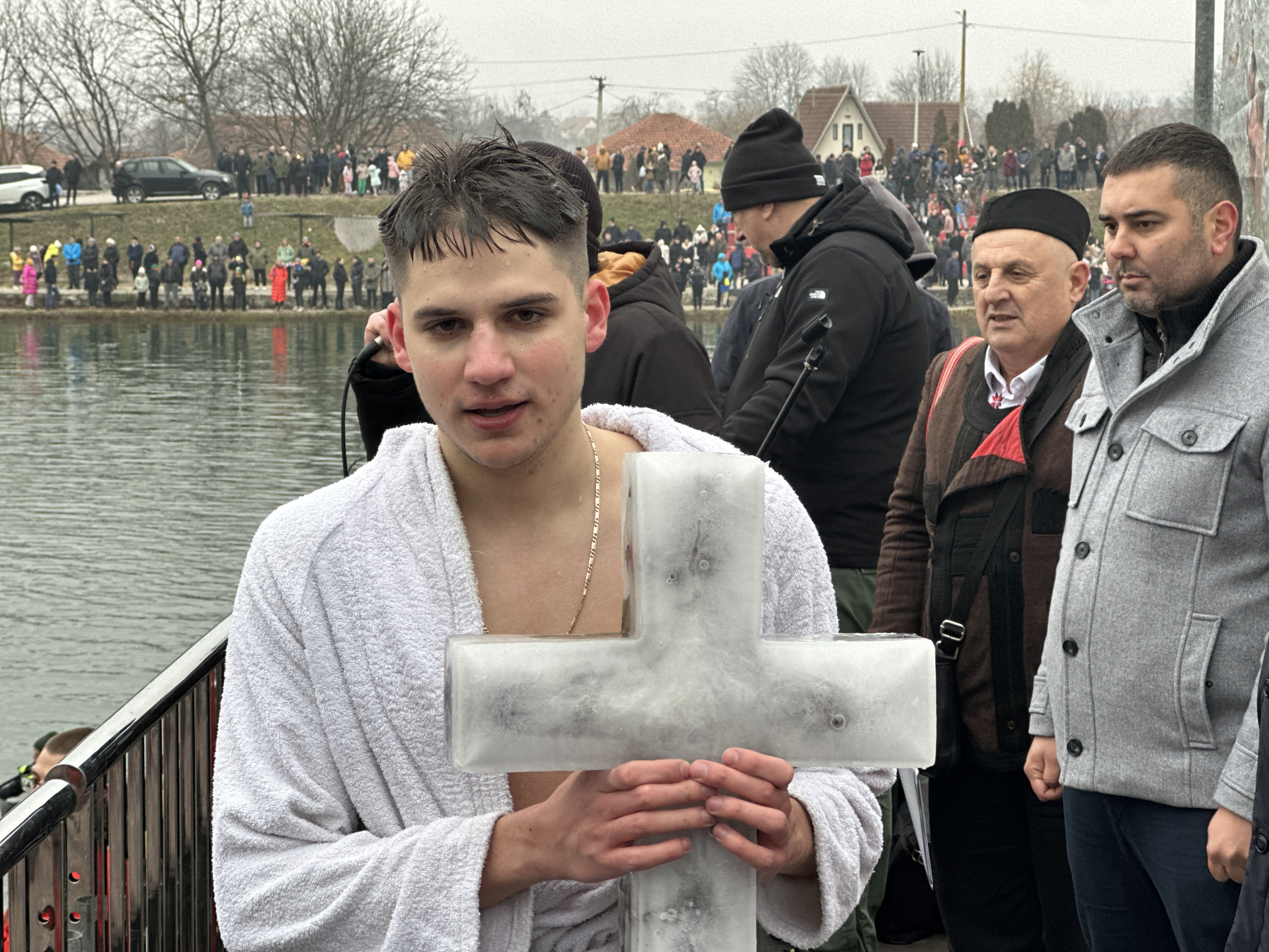 Ledenom Moravom zaplivalo preko 200 takmičara / foto: RINA