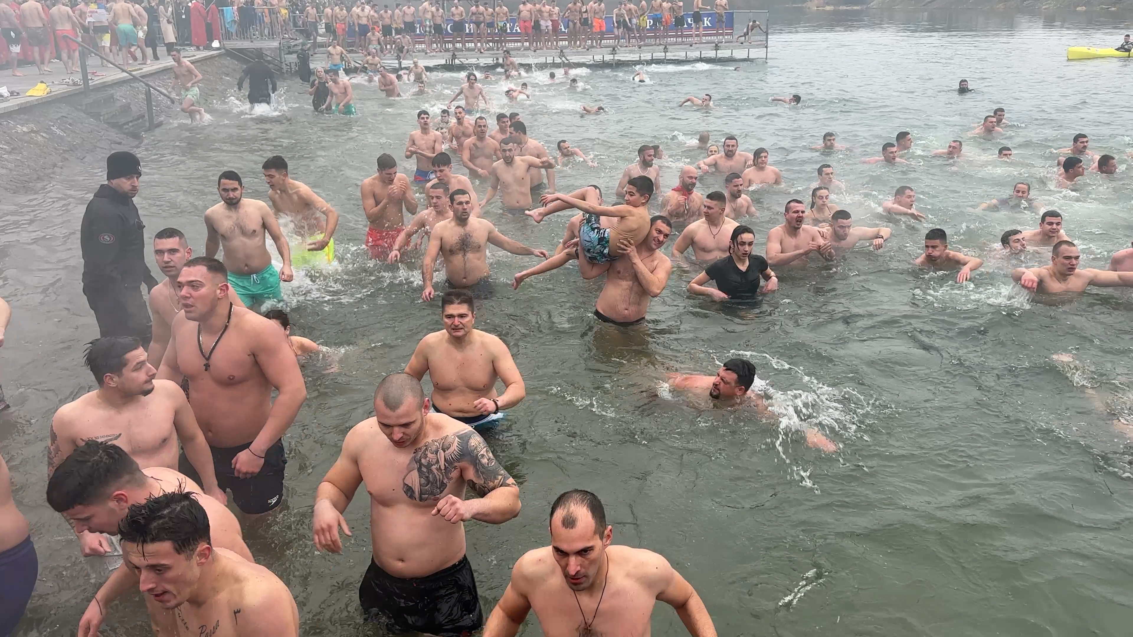 Ledenom Moravom zaplivalo preko 200 takmičara / foto: RINA