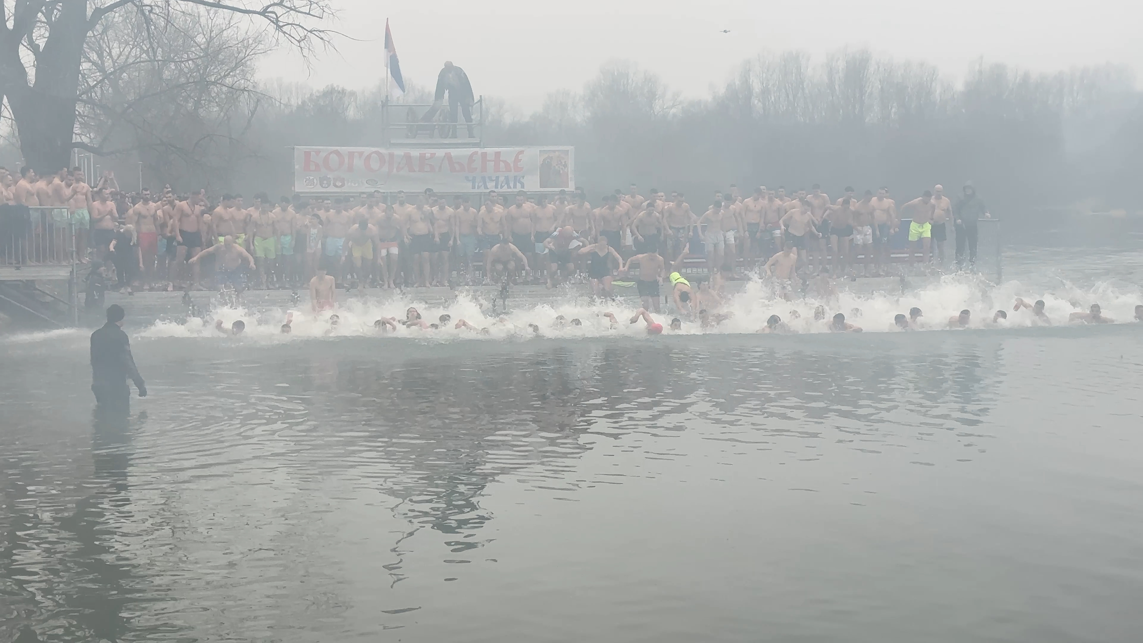 Ledenom Moravom zaplivalo preko 200 takmičara / foto: RINA
