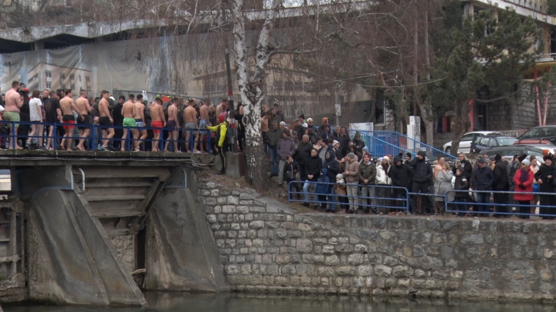 Plivanje za Časni krst u Užicu / foto: RINA