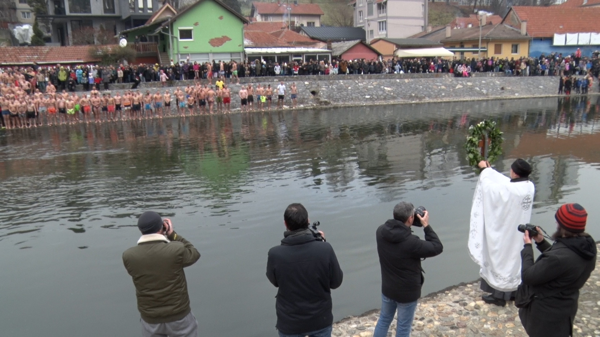Plivanje za Časni krst u Užicu / foto: RINA