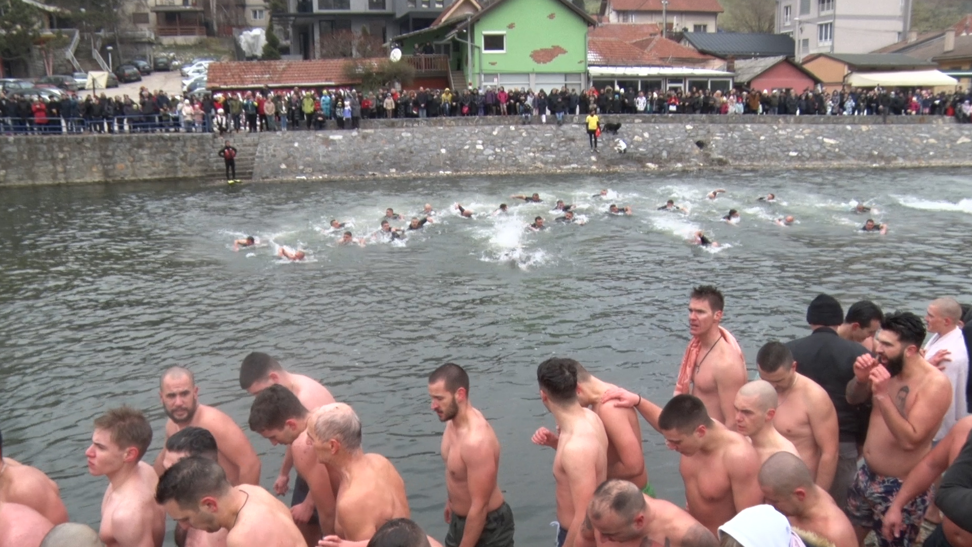 Plivanje za Časni krst u Užicu / foto: RINA