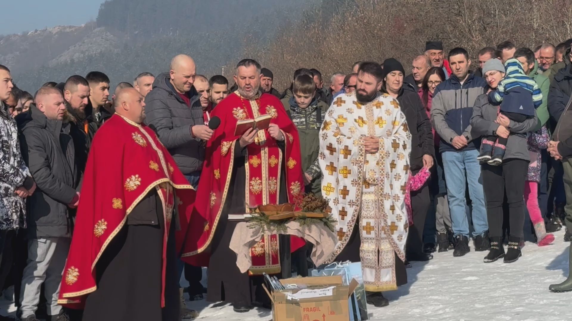 Lomili su led da bi uskočili u vodu na minus deset stepeni: Veličanstveno plivanje na Bogojavljenje u Sjenici, na Zlatiboru sami napravili jezerce 