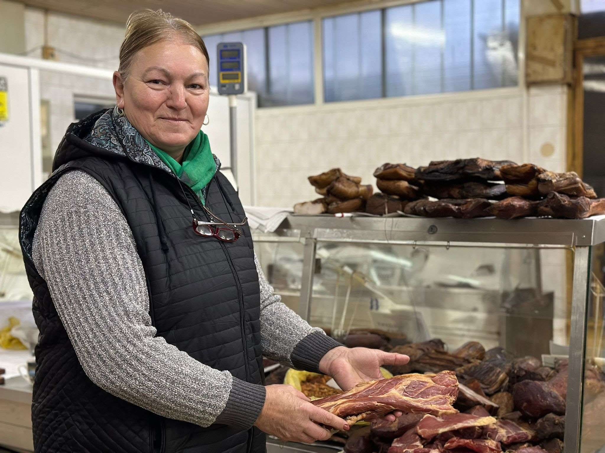 Bela slanina 800, a prošarana 1200 dinara: Velika potražnja na čačanskim pijacama za čuvenom “sapunjarom”, čvarci polako postaju luksuz (FOTO) 