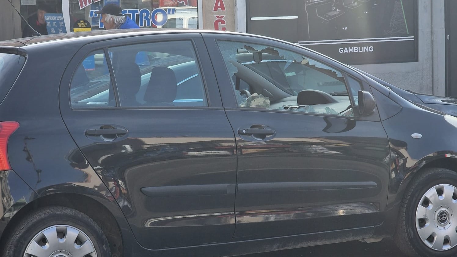 Pesnicom mu lupio u staklo, kako bi se zaustavio da ne udari ženu i dete: Saobraćajni incident u centru Čačka, reagovala i policija (FOTO)