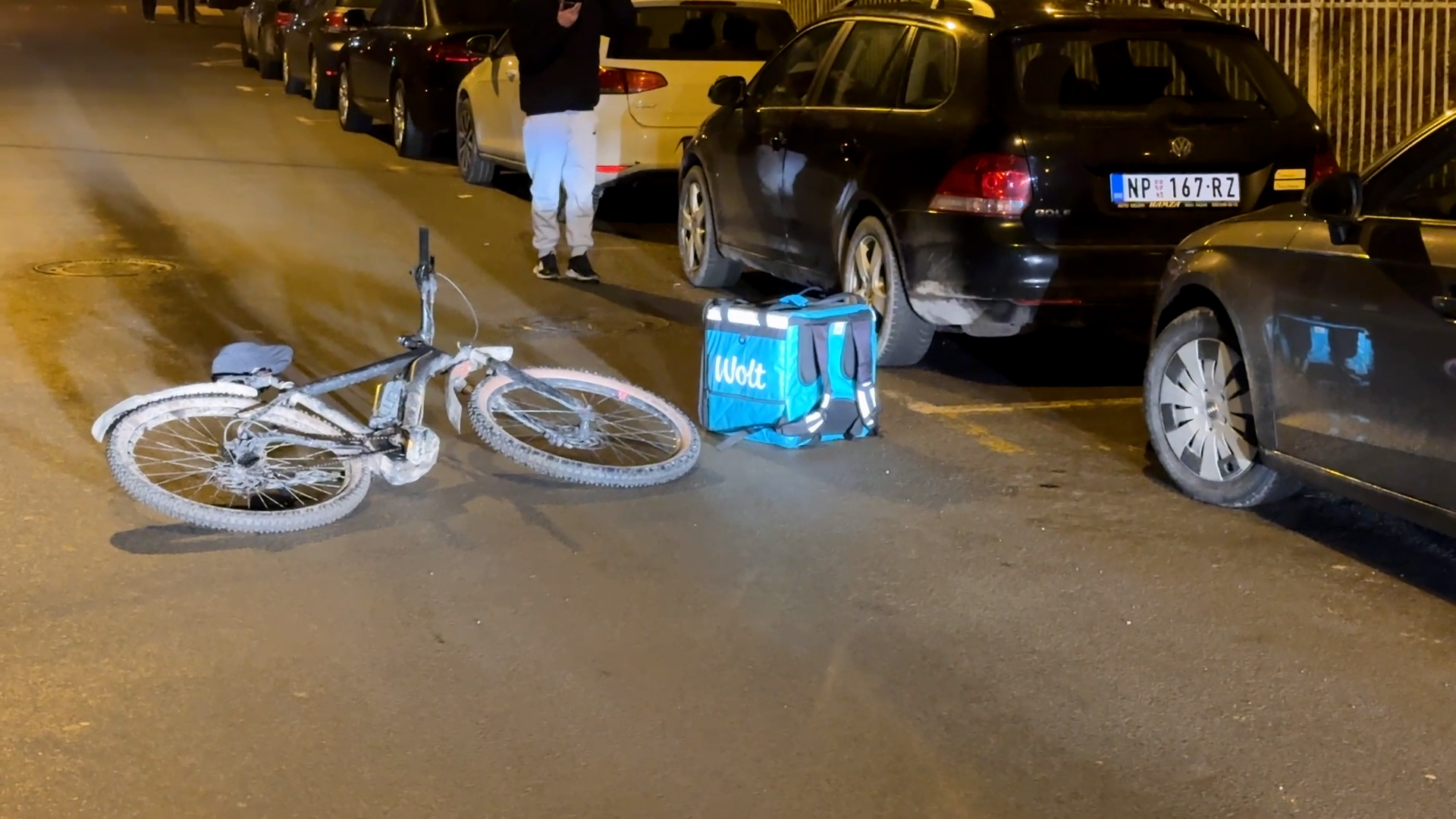 Vozač golfa pokosio biciklistu u Novom Pazaru: Nepomično ležao na zemlji dok nije stigla Hitna pomoć, odmah prevezen u bolnicu (FOTO)(VIDEO)