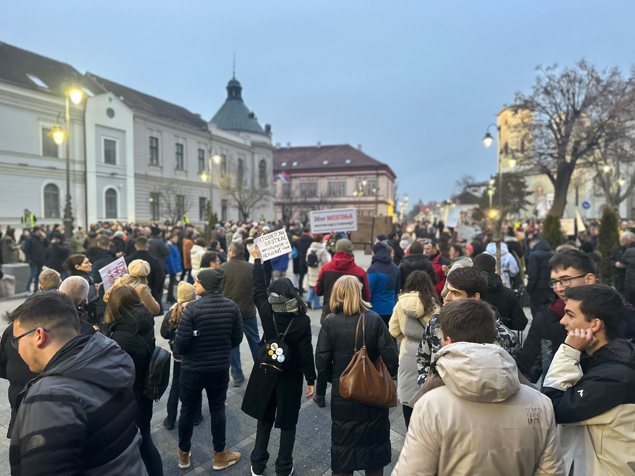 Protest podrške u Čačku: Građani se okupili u centru grada - želimo da podržimo decu (FOTO)