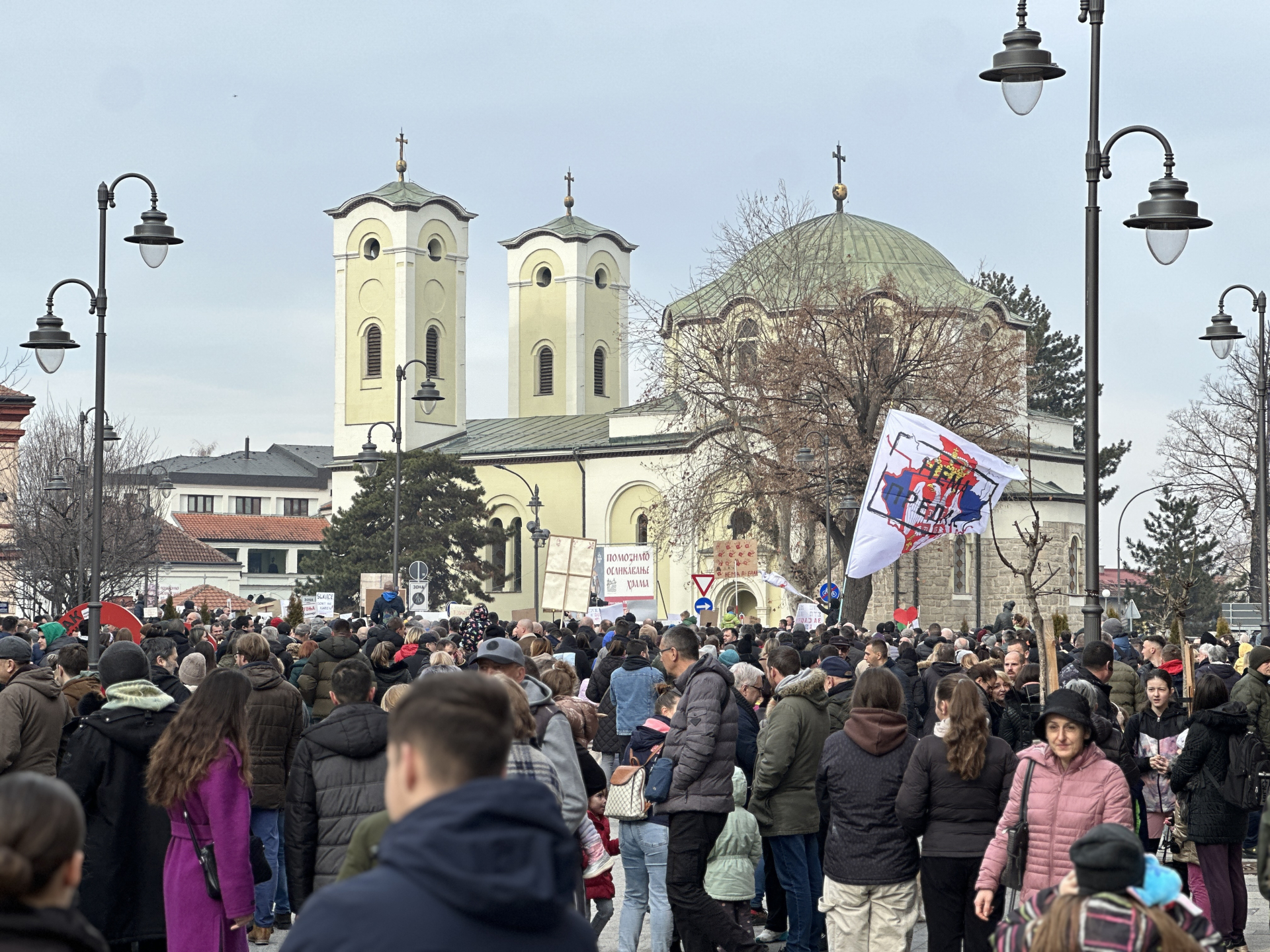 Protest građana u Čačku bez incidenata: Mirna šetnja okupljenih, ovakav potez pozdravili i čelnici Srpske napredne stranke (FOTO)