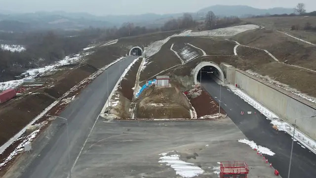 Još malo i gotovo: Ovako teku radovi na izgradnji deonice auto-puta od Pakovraća do Požege, težak teren ali ne i nepremostiv za vredne neimare (FOTO)