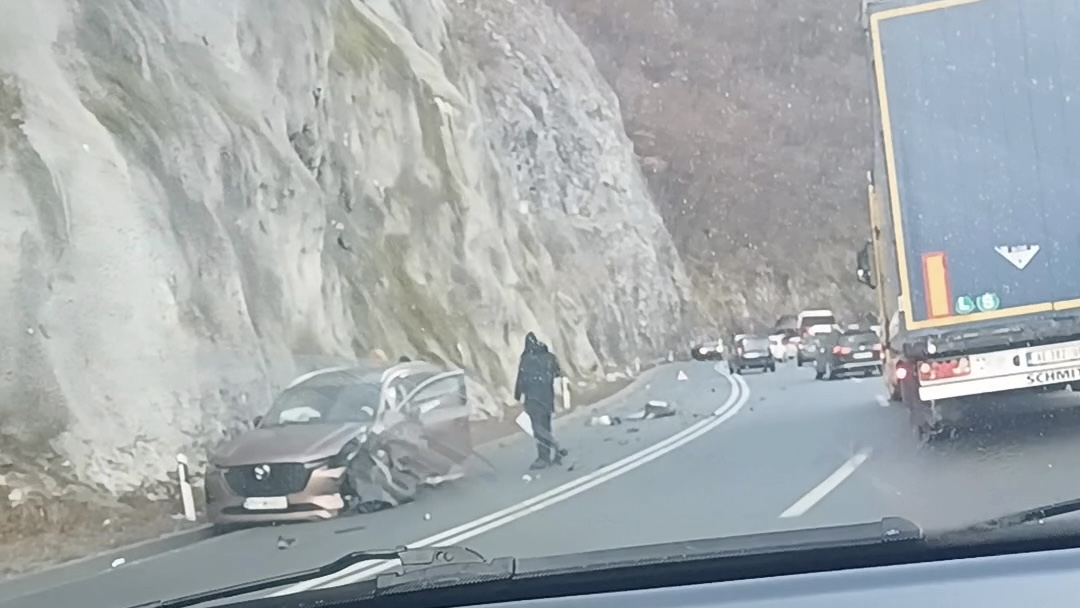 Žestok sudar dva vozila kod Užica: Policija reguliše saobraćaj na toj deonici (FOTO)(VIDEO)