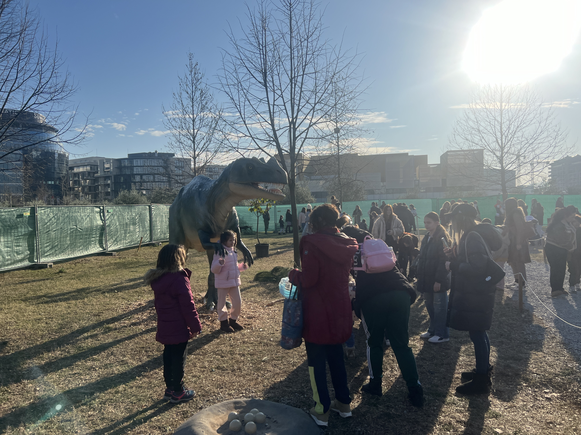 Dinosaursi iz Srbije "pokorili" Podgoricu: Veličanstvene replike u prirodnoj veličini postavljene u Univerzitetskom parku, mališani i roditelji - oduševljeni (FOTO)