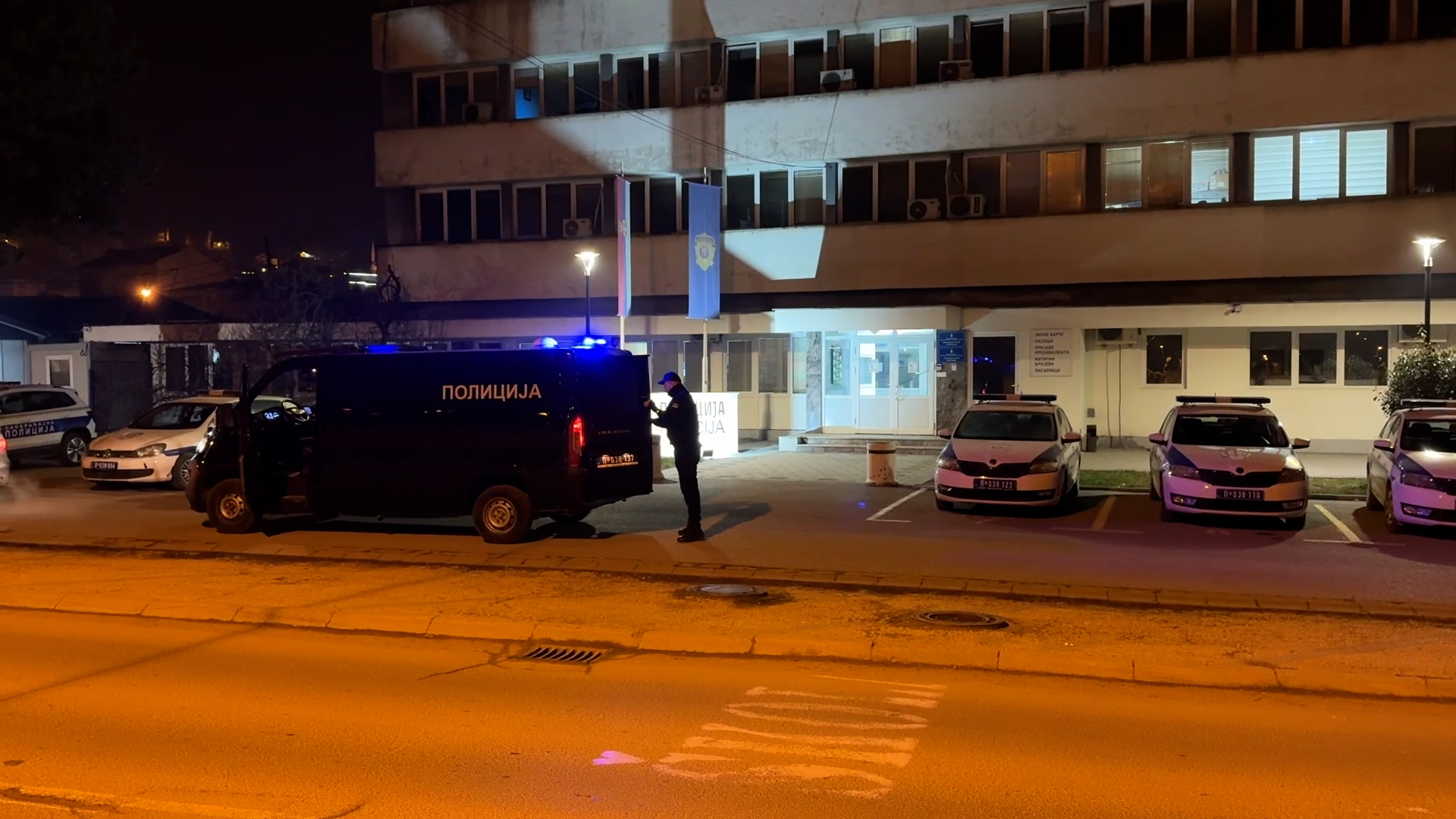 Munjevita akcija novopazarske policije : Uhapšen osumnjičeni za izazivanje požara u supermarketu, vatra se proširila na ostale stanove u zgradi (FOTO)(VIDEO)