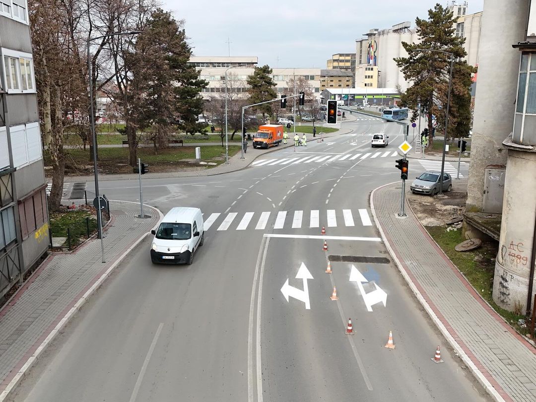 Ovde je svaki čas dolazilo do saobraćajnih nezgoda: Rešava se veliki problem u centru Čačka, semafori se postavljaju na raskrsnici Bulevara vojvode Putnika (FOTO)
