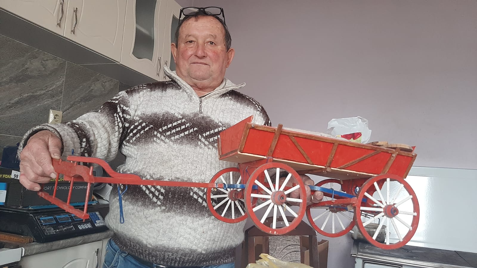 Nikad nisam besposlen, rad me održava: Deda Zlatko iz sela kod Topole i u osmoj deceniji plete čuvene kotobanje a od proleća do jeseni radi teške poslove u polju (FOTO)