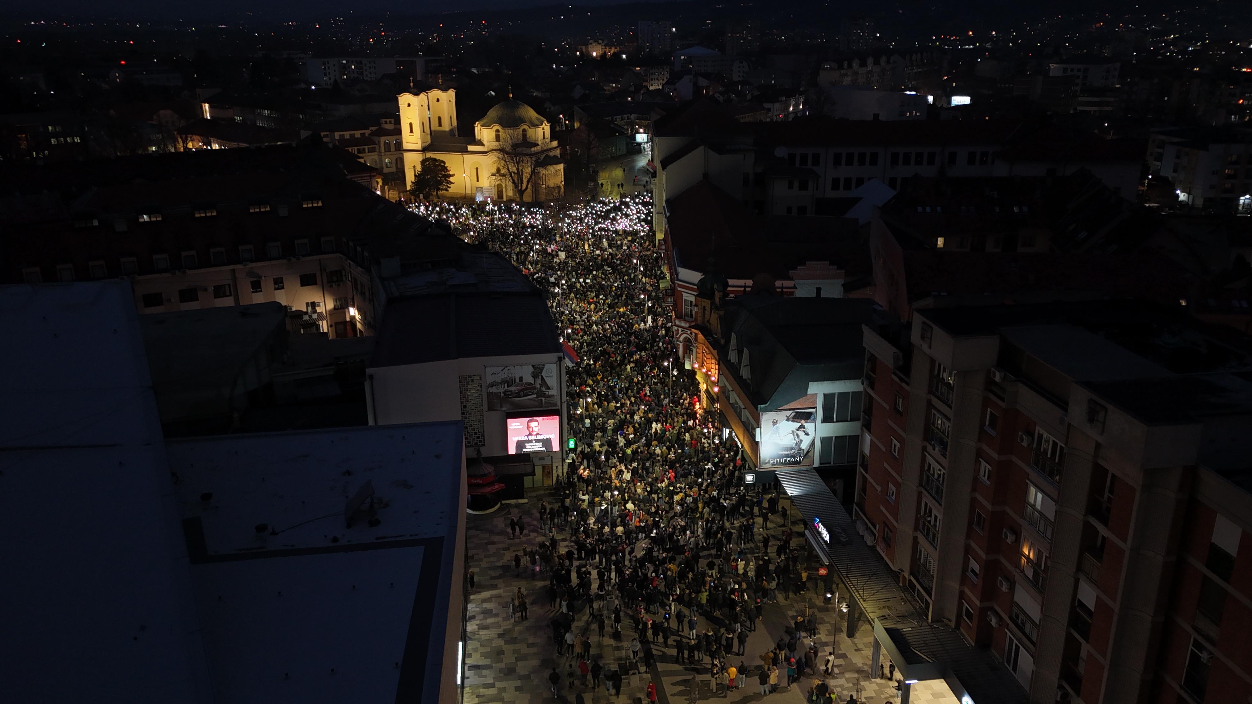 Navijači preuzeli govornicu i neprijatno iznenadili učesnike protesta u Čačku: Uplašeni studenti FTN se prvo od njih "ogradili", a potom tu objavu obrisali