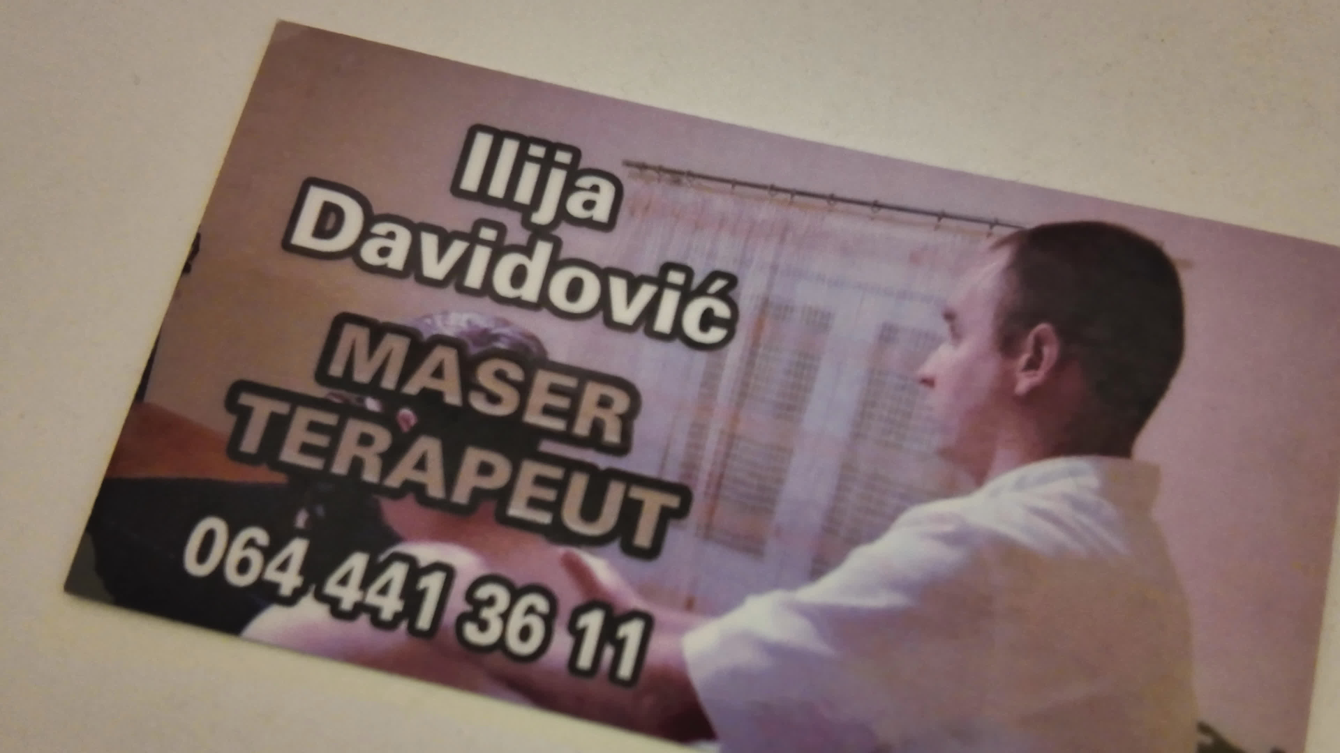 Slep od rođenja, ali to za njega nije prepreka - radi i izdržava porodicu: Ilija iz Dragačeva uspešan je fizioterapeut, ali i slavuj čarobnog glasa (FOTO)