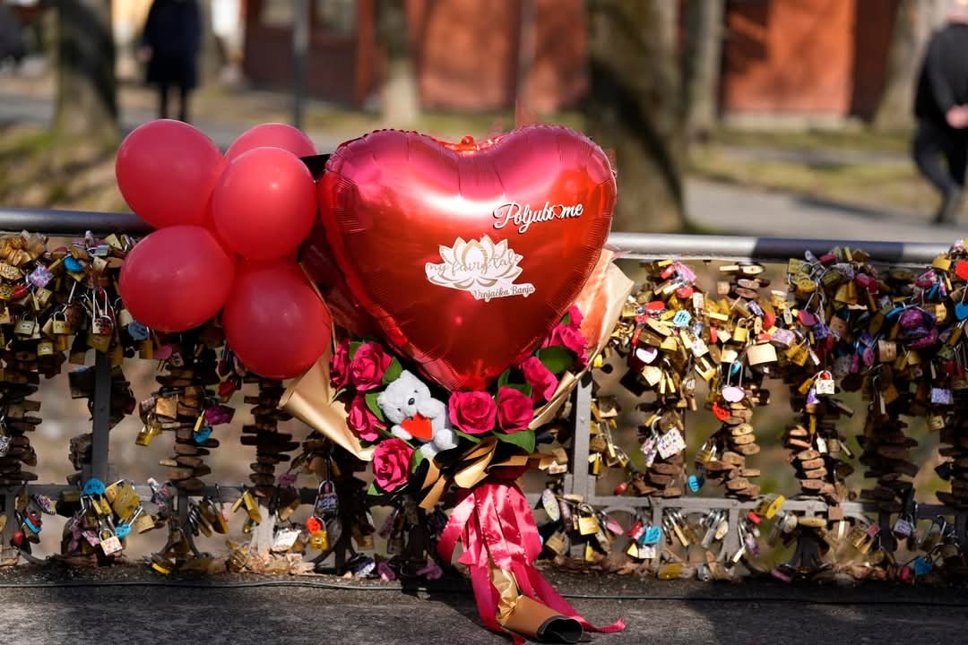 Andrea i Miloš ljubili se 36 minuta bez prestanka: Oni su pobednici tradicionalnog takmičenja u Vrnjačkoj Banji, rekord i dalje drži par koji se ljubio - 112 minuta (FOTO)