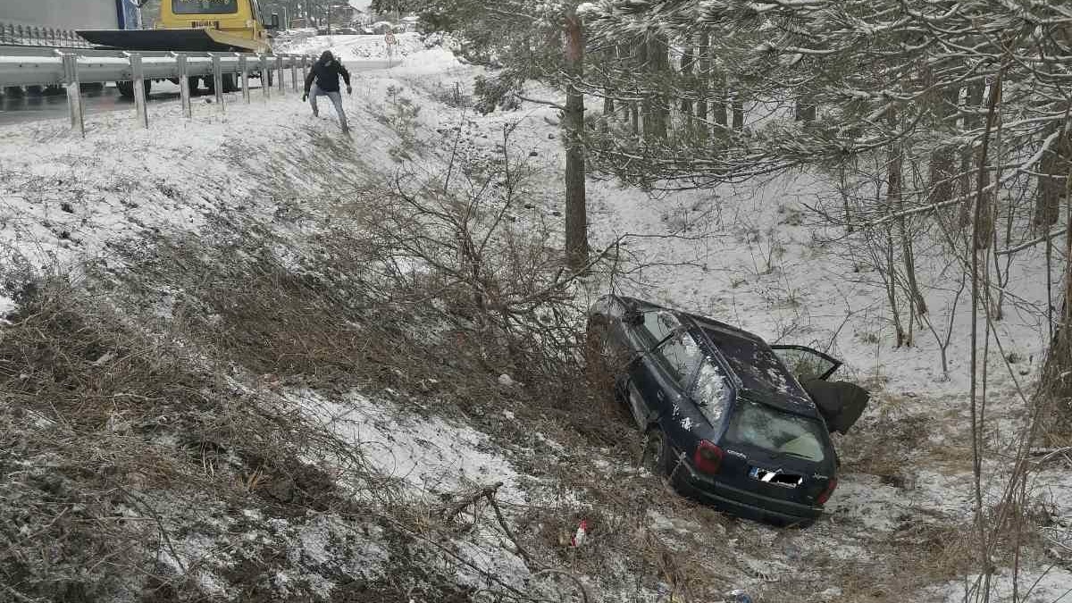 "Na svu sreću prošlo je dobro bez većih posledica": Saobraćajna nesreća na magistrali ka Novoj Varoši, citroen sleteo sa kolovoza u provaliju (FOTO)