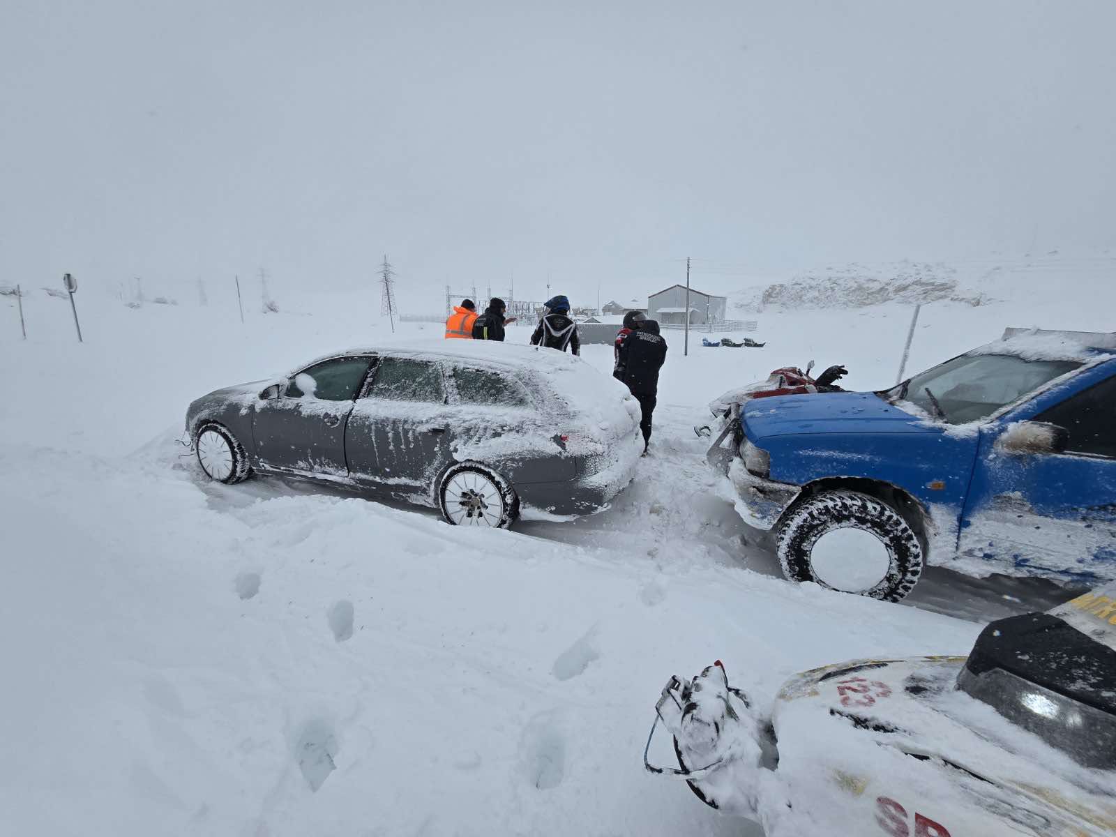 Evakuisane tri osobe iz snećnih nanosa kod Nikšića / foto: Služba zaštite i spašavanja Nikšić