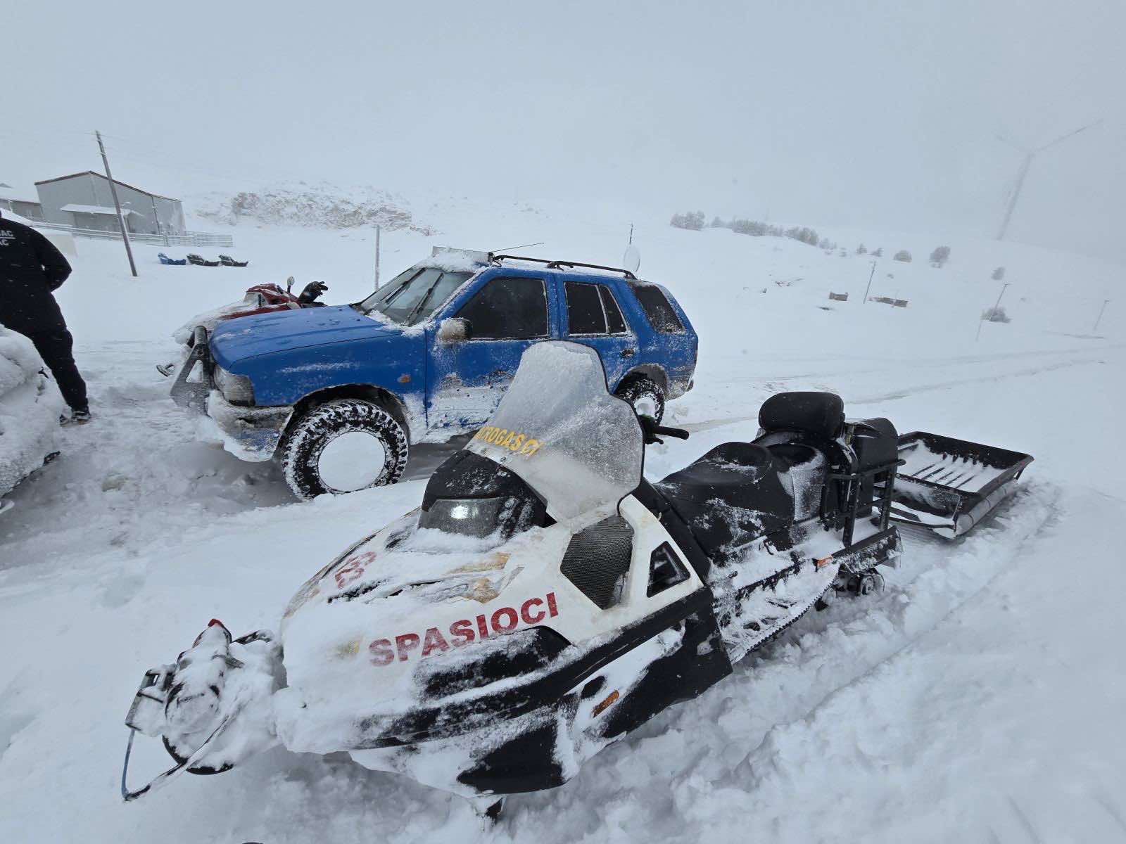 Evakuisane tri osobe iz snećnih nanosa kod Nikšića / foto: Služba zaštite i spašavanja Nikšić