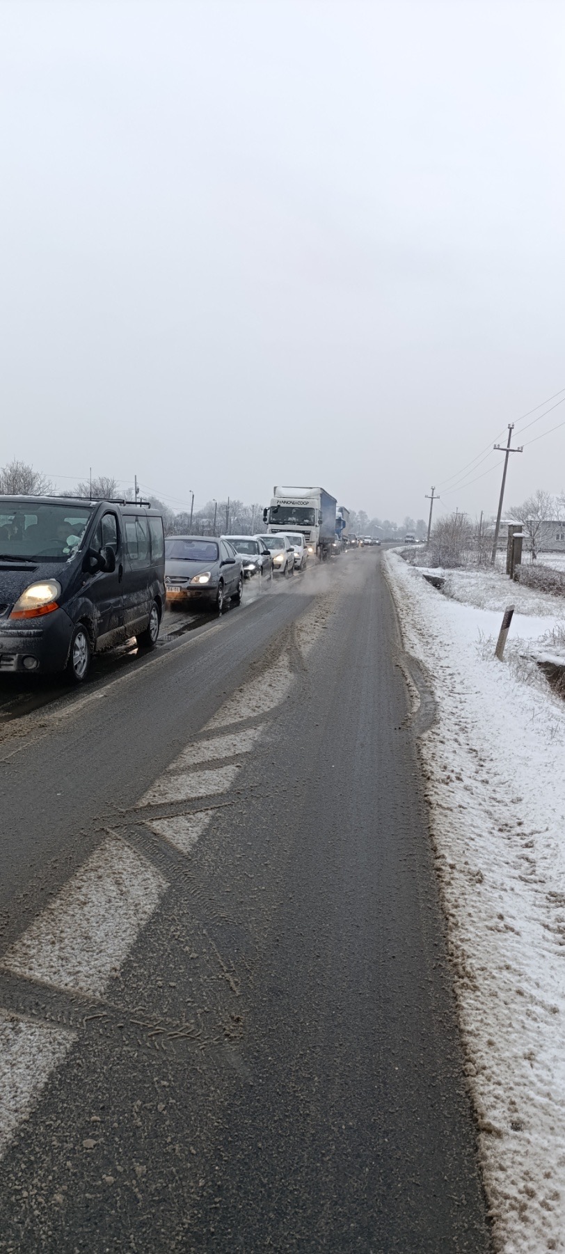 Devojka povređena u saobraćajnoj nezgodi: Težak sudar automobila i malog kamiona na magistralnom putu Kraljevo - Vrnjačka Banja (FOTO) 