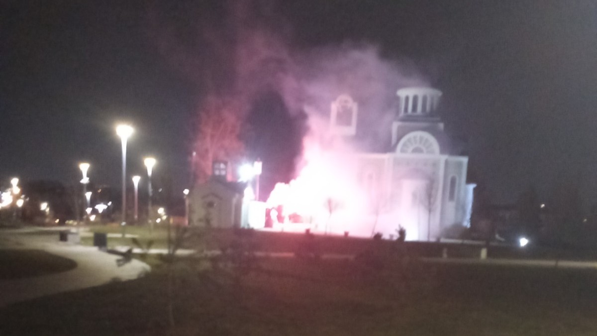 Pale nekakve sveće, piju alkohol a posle su zapalili baklje: Uznemireni meštani naselja Atenica u Čačku, neprijatan prizor zatekli kod crkve (FOTO)