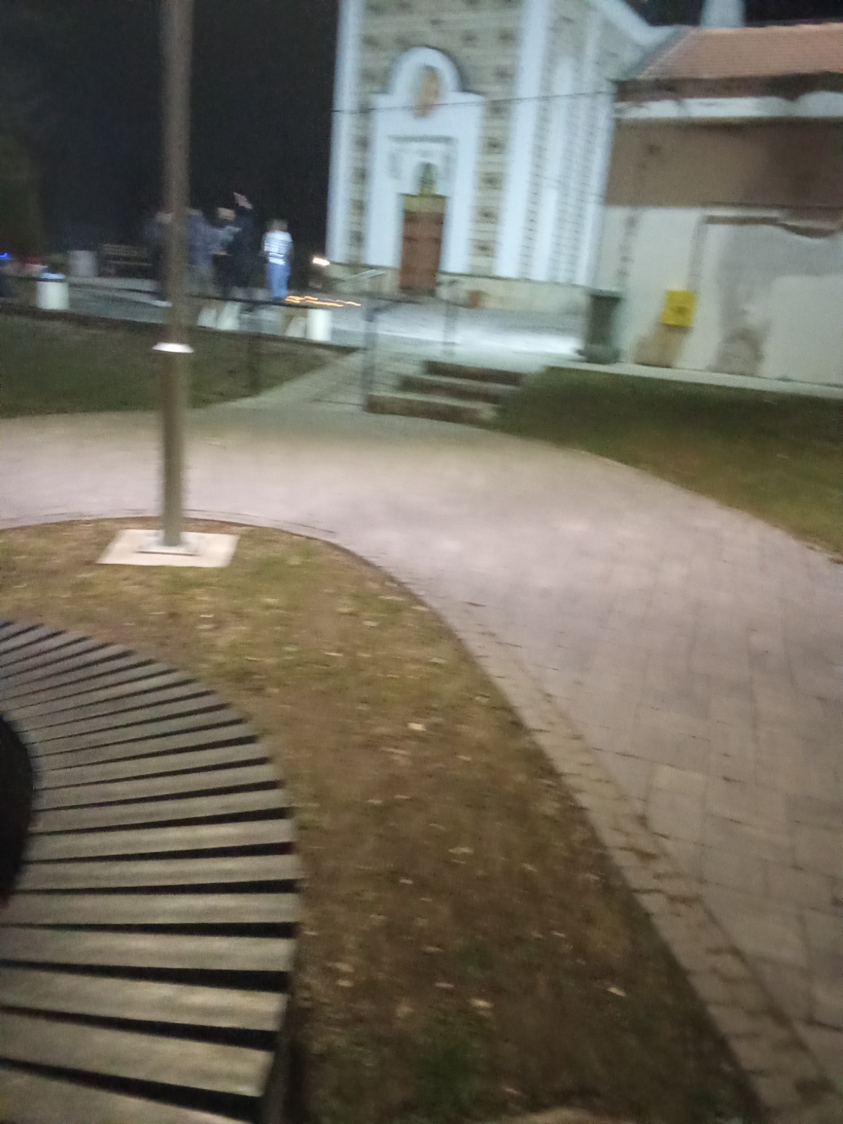 Uznemireni meštani naselja Atenica u Čačku/ Foto: RINA