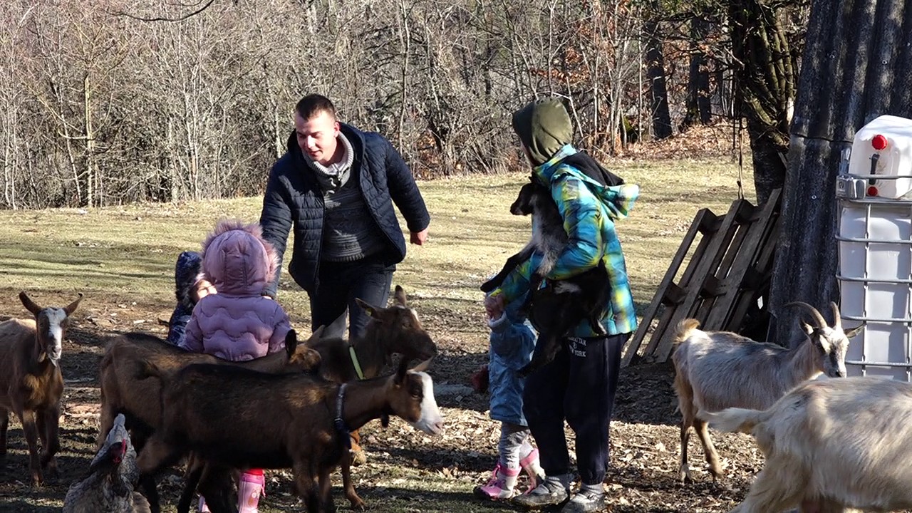 Na konju smo decu vodili kod doktora: Tamara i Nemanja se iz grada vratili na selo - imaju pet koza, pet ovaca i trošnu kuću ali ništa ih nije sprečilo da dođu u Buliće (FOTO)