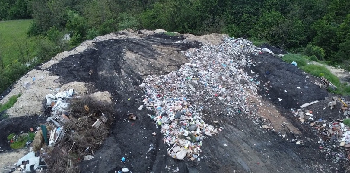 Veliki dan za ovu opštinu, Lučani zatvaraju divlju deponiju: Ekološkoj bombi došao kraj, velike gomile otpada sada se sele u Lapovo/ Foto: RINA