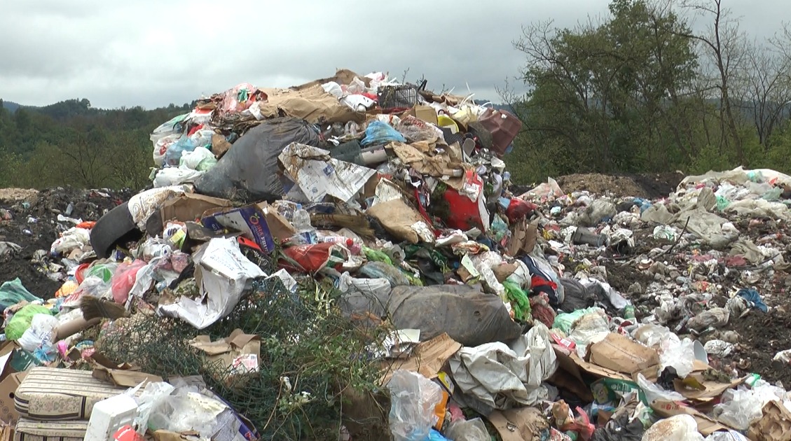 Veliki dan za ovu opštinu, Lučani zatvaraju divlju deponiju: Ekološkoj bombi došao kraj, velike gomile otpada sada se sele u Lapovo (FOTO)