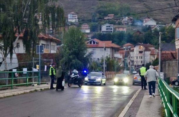 Novi Pazar na nogama: Vozač „pežoa“ udario mladića dok je pokušavao da blokira saobraćaj