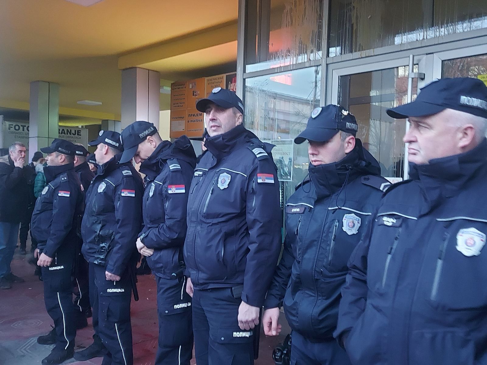 Neredi ispred zrade skupštine u Kraljevu / foto: RINA