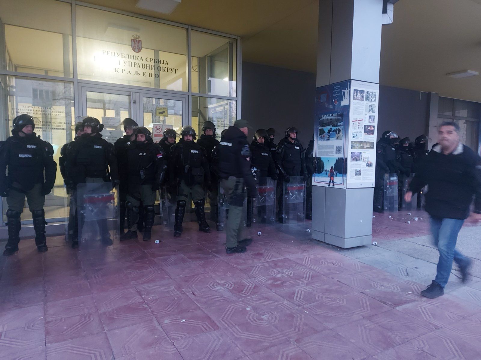 Neredi ispred zrade skupštine u Kraljevu / foto: RINA