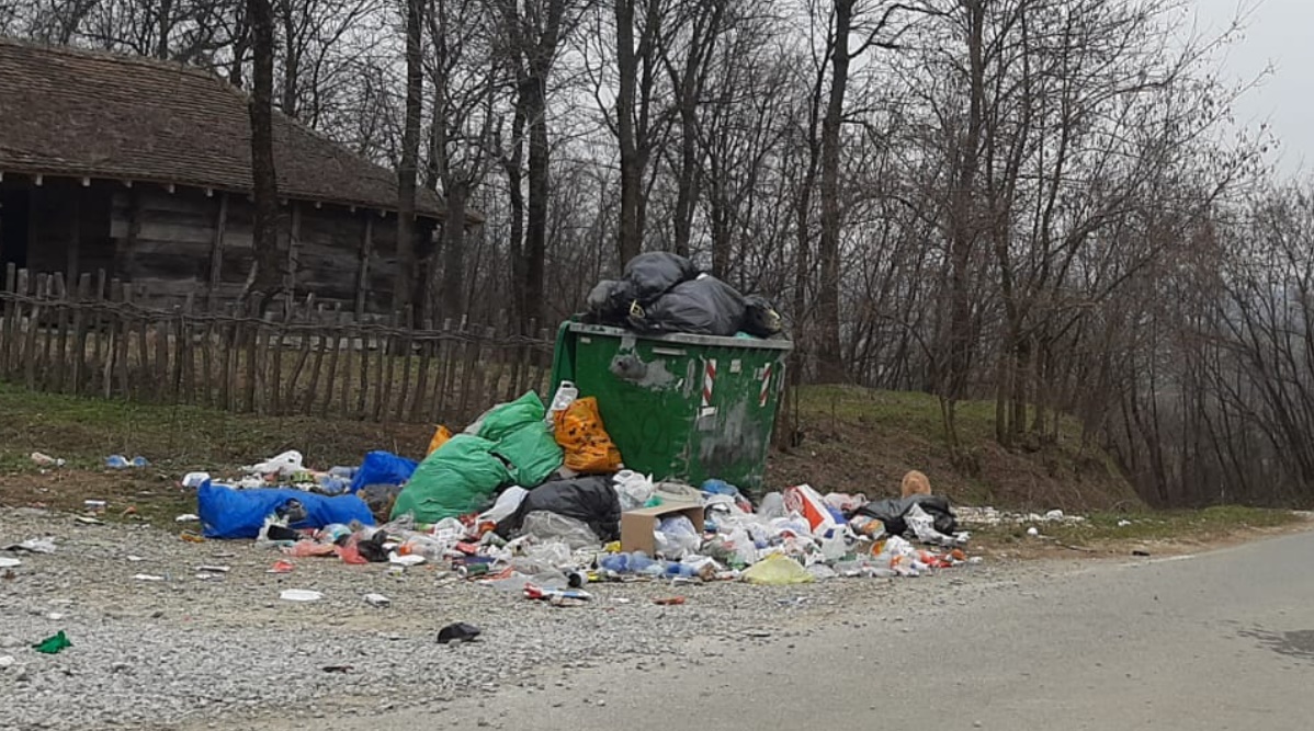 Divlje deponije niču kod Topole / foto: RINA