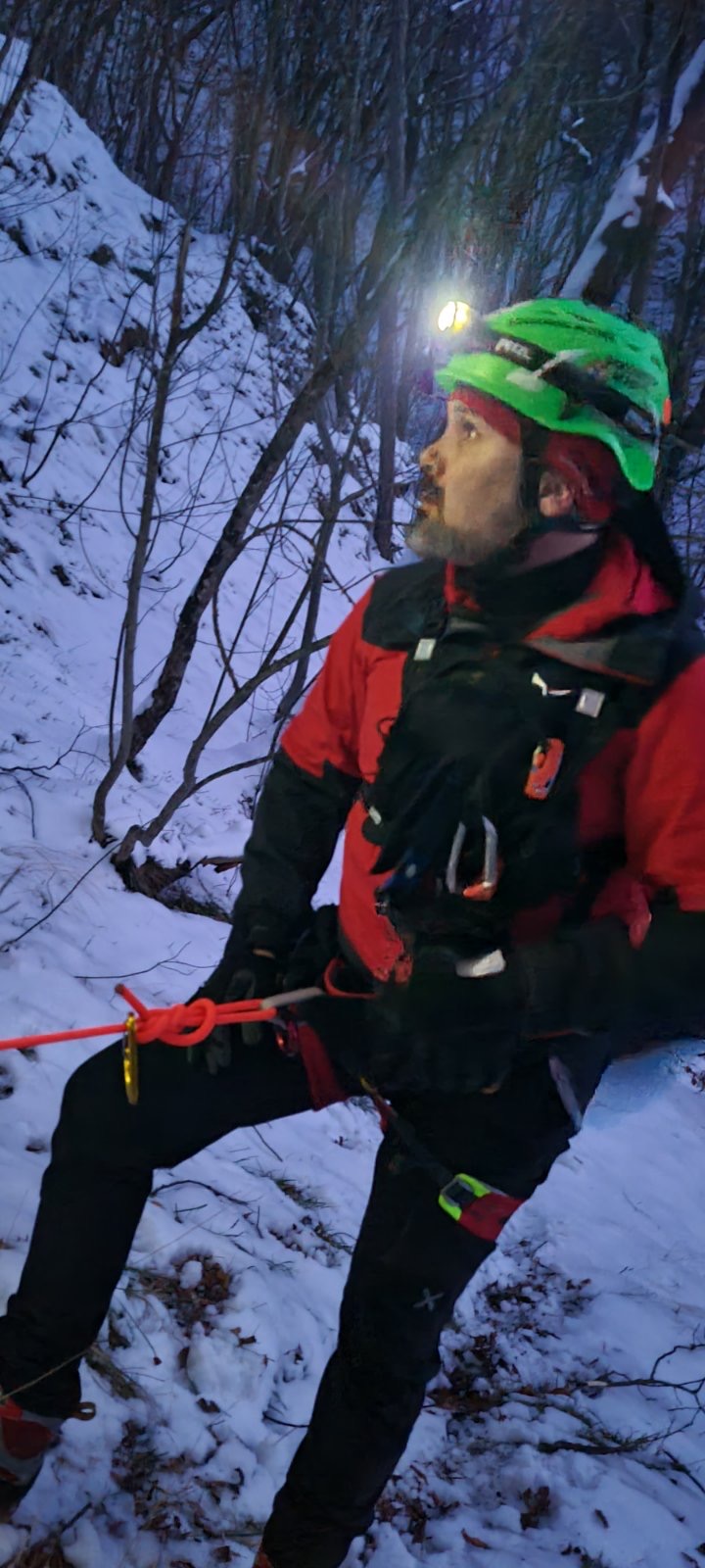 Drama na Tari, dva lica zarobljena na ivici ambisa: Spasilačka akcija trajala dva sata - vatrogasci i rendžeri ih evakuisali sa visokih stena (FOTO)