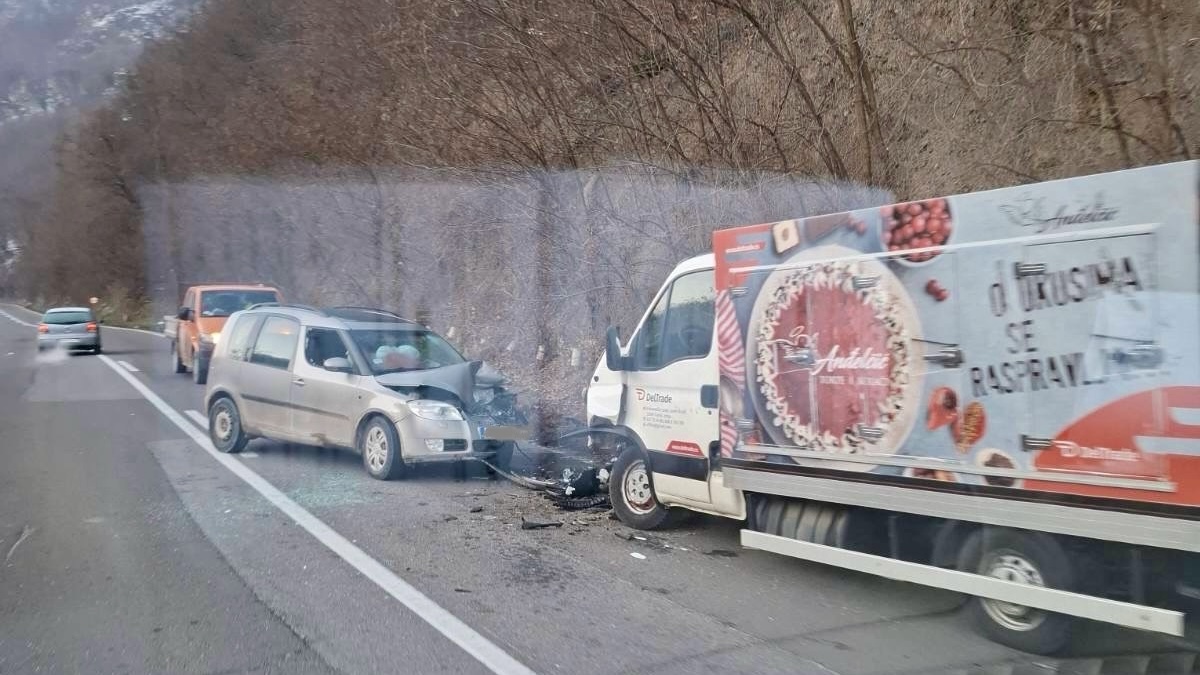 Opet teža nezgoda na istom putu: Silovit sudar automobila i manjeg kamiona na Ibarskoj magistrali