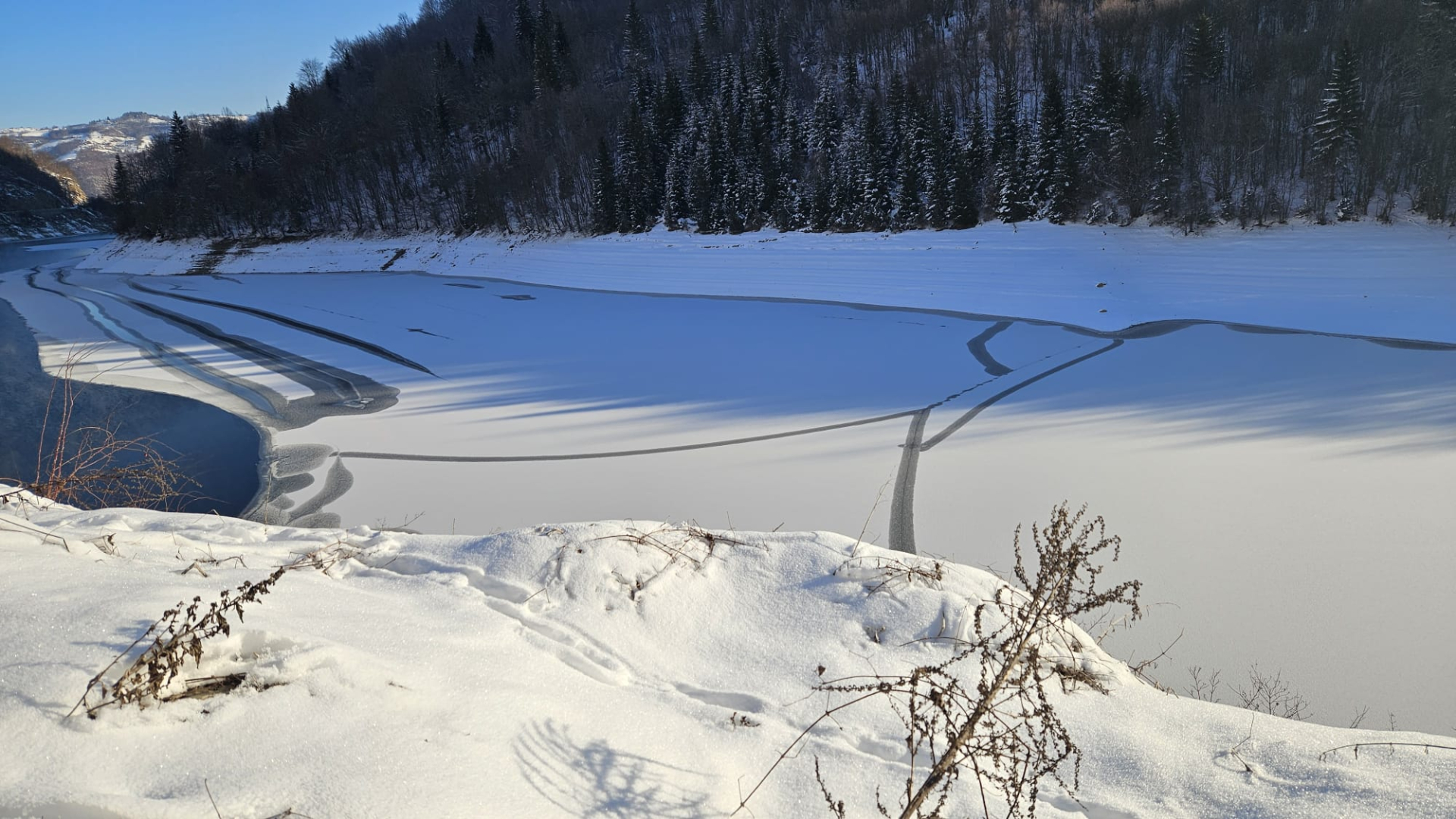 Ovo jezero osvanulo je pod debelim ledom, a temperatura pala ispod 20 stepeni: Nestvarne slike Zlatarskog jezera, meštani ne pamte ovako hladan mesec (FOTO)(VIDEO)
