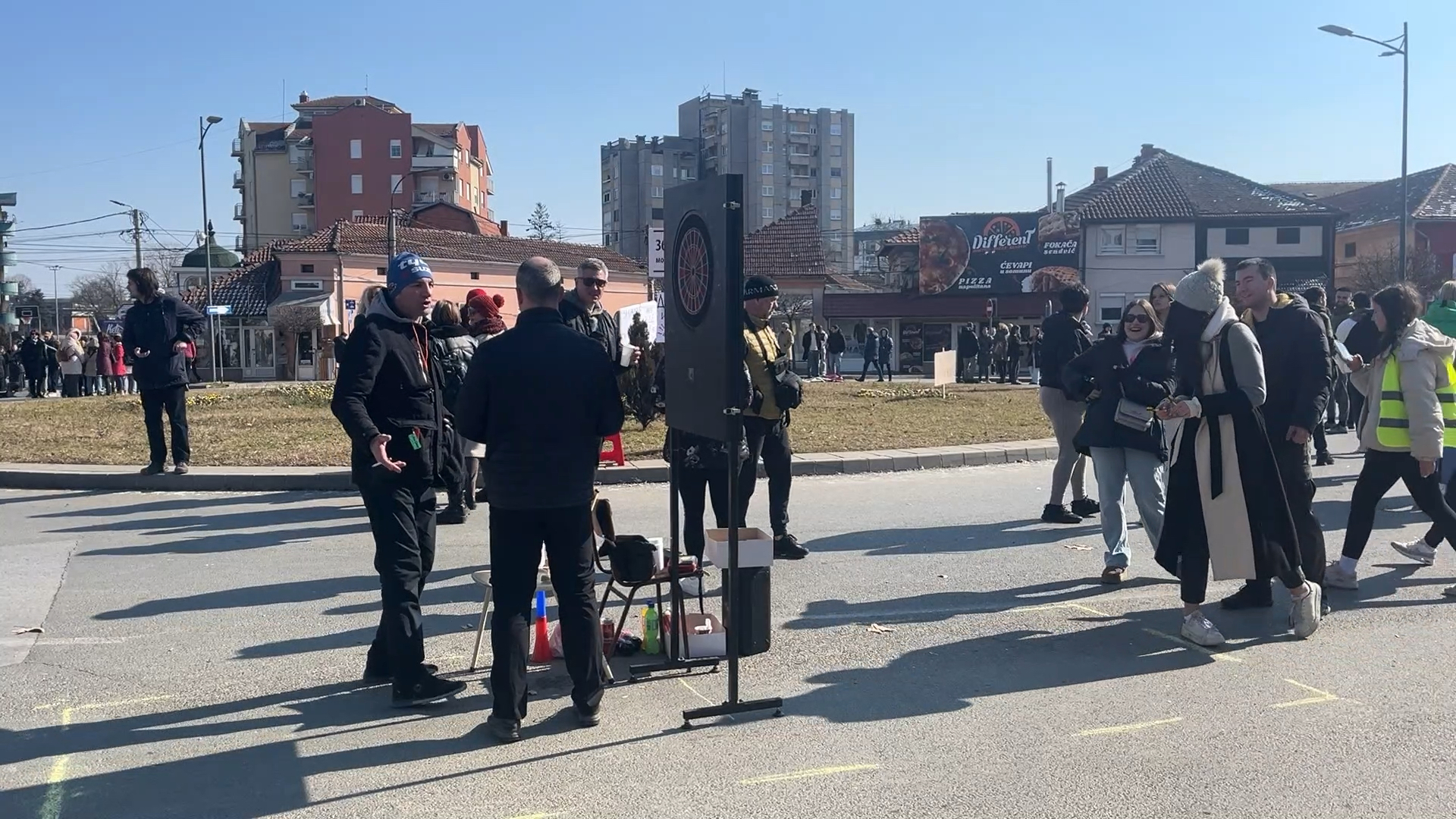 Studenti, prosvetari i političari na protestu u Čačku: Blokada kružnog toka trajaće 12 sati, građani podeljenih mišljenja - neki za, drugi protiv (FOTO)