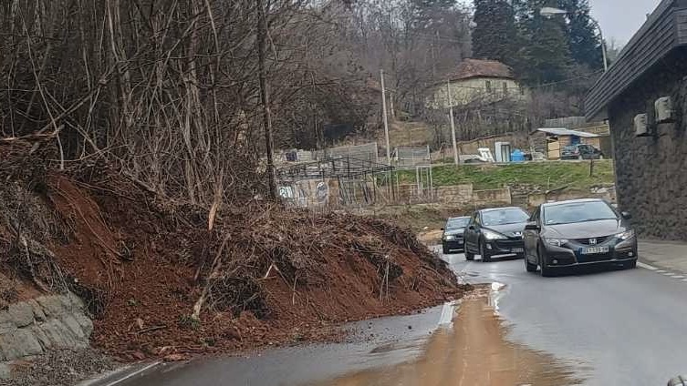 Incident na prometnoj saobraćajnici: Odron u Ovčarsko-kablarskoj klisuri, na kolovozu velika količina blata - vozači oprez (FOTO)