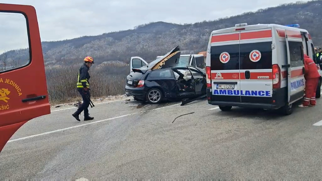 Tragedija kod Nikšića, poginuo mladić: Jeziv sudar honde i kombija, među putnicima i četvoro dece (FOTO)(VIDEO) 