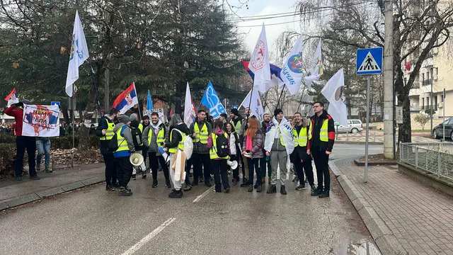 Studenti i maturanti iz Čačka peške krenuli do Niša na protest: Put dugačak preko 160 kilometara, njihovu bezbednost štiti policija