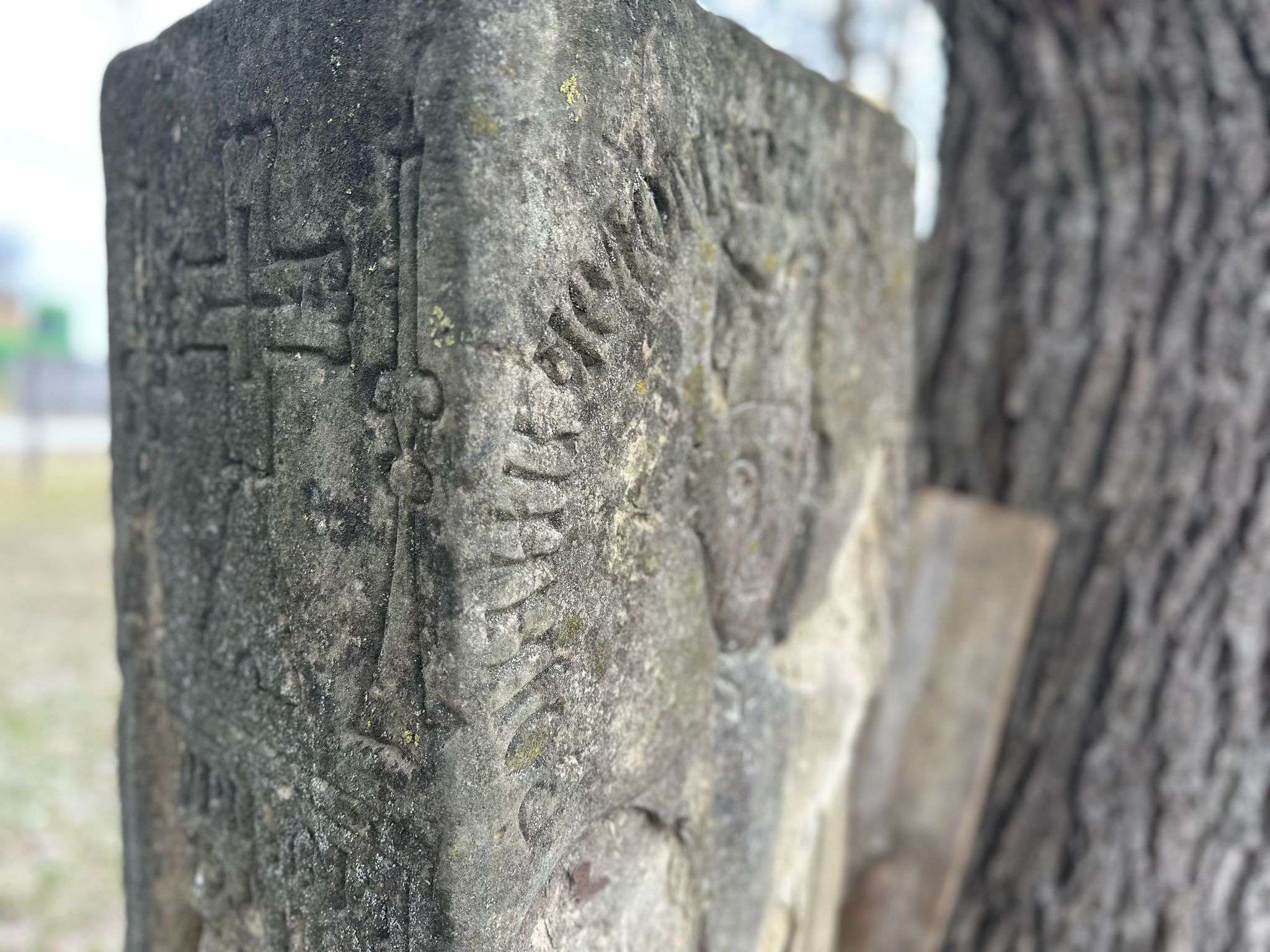 Ovo su muzeji na otvorenom, najviše ih ima u čačanskom seli Lipnica: Spomenici krajputaši sećaju na junake poginule daleko od domovine (FOTO)