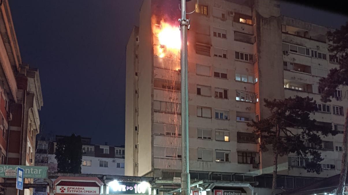 Punjač za telefon izazvao vatrenu stihiju? Veliki požar izbio u stanu u Kraljevu, efikasnom akcijom vatrogasaca sprečeno da se vatra proširi na sedmi sprat (FOTO)(VIDEO)