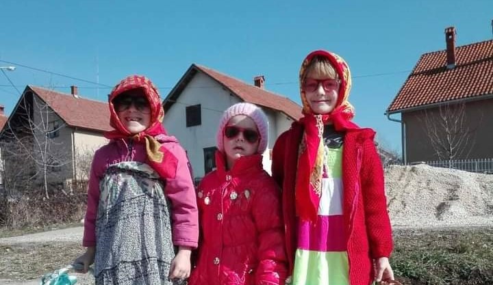Maskirani i veseli: Deca u selima oko Topole čuvaju stare srpske običaje od zaborava, tokom Bele nedelje obilaze domove - zaigrali čak i kolce (FOTO)