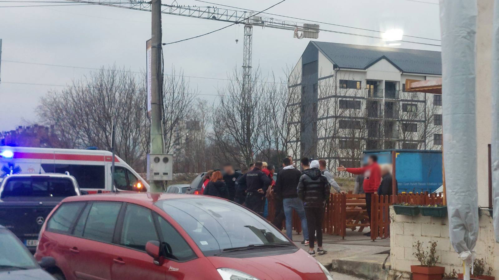 Jeziva masovna tuča desetorice momaka u širem centru Čačka: Mladići započeli svadju kafani pa izašli napolje da se makljaju (FOTO)