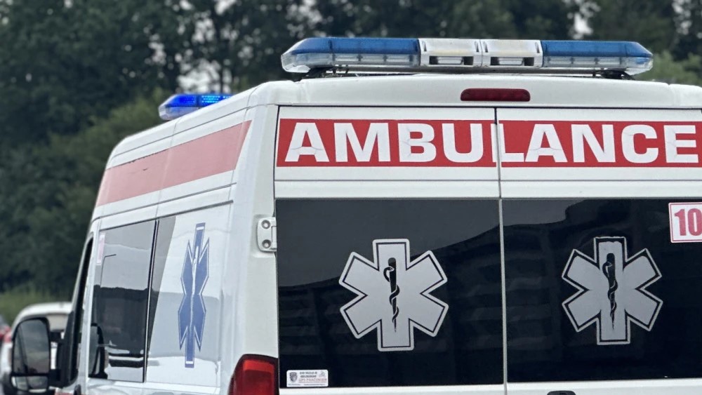 Devojčica povređena u saobraćajnoj nezgodi, ali i još dve odrasle osobe: Žestok sudar u Ovčar Banji, vozila skoro potpuno smrskana (VIDEO)