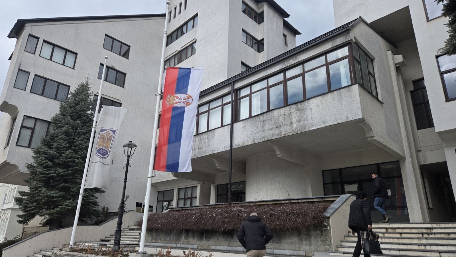 Zastave na pola koplja i muk: Nova Varoš tuguje za dvojicom prerano preminulih mladića - danas je u ovoj opštini Dan žalosti (FOTO)